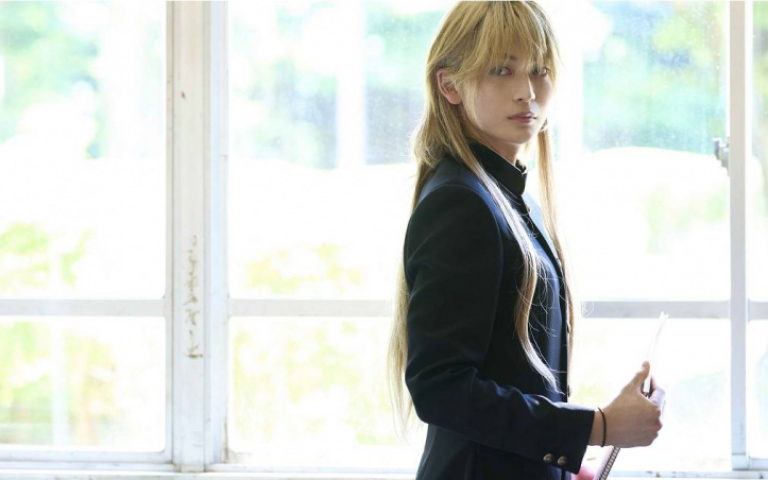 高橋文哉《藍色時期》穿絲襪女裝演出　揪真榮田鄉敦海邊全裸自畫