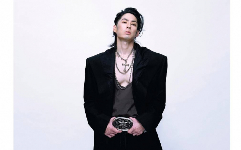 吳建豪挑戰史上最硬通告　窩車上嗑茶葉蛋果腹