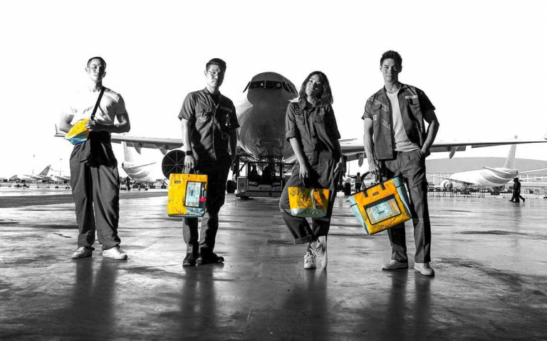 「泰」潮啦！正宗機上退役救生衣、充氣滑梯變身包包