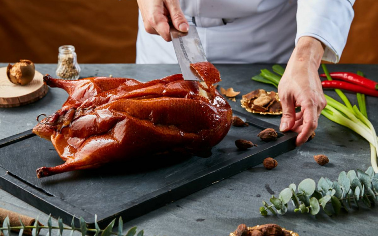 御頂推品牌專屬回饋！內用送「頂鮮翡翠鮮蝦卷」，免費升級烤鴨三吃 ！