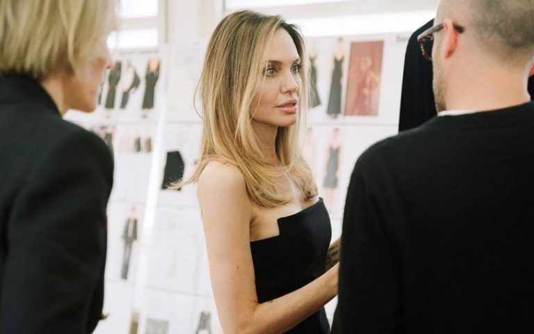 安潔莉娜裘莉化身最美服裝設計師！帶領Atelier Jolie攜手Chloé推出獨家女裝系列！