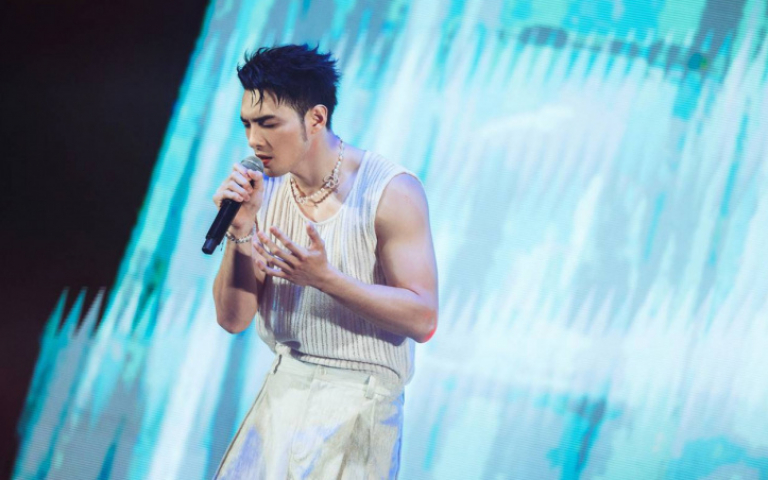 香港開唱女歌迷扔胸罩台上　黃偉晉神回一句話