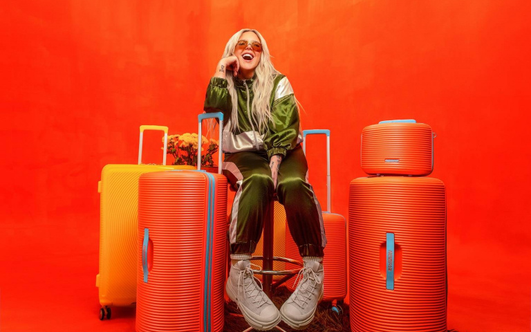 澳洲最強女歌手 Tones And I 態度詮釋美式潮流！與American Tourister強強聯手展現無畏突破、勇於創造的搖滾精神