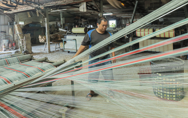 台南西港四香3／參觀傳統製蓆工廠　清香藺草蓆變身包款