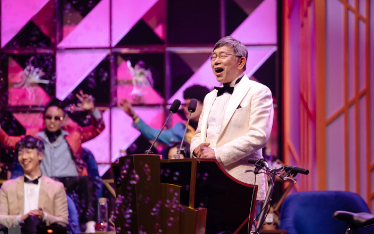 柯文哲穿白西裝求愛王世堅　韓國瑜現身見證「世紀婚禮」