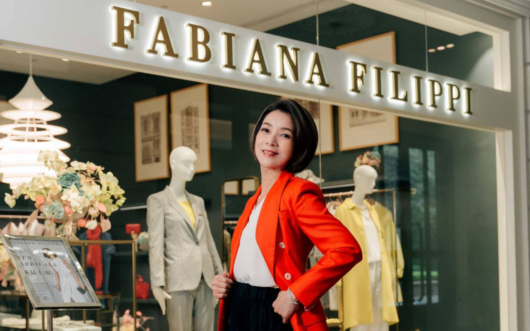 王渝文嫁給銀行高層後息影消失15年，新身分曝光，這鞋槓身分太有氣質！