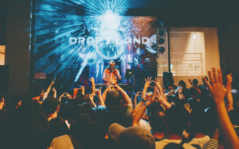 巨型十米噴泉池空降市民廣場、戶外25公尺瘋狂滑水道佔領PARK2