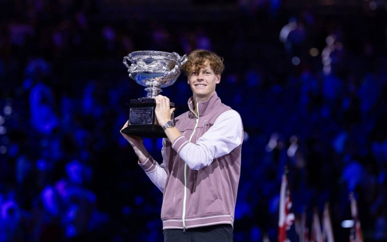 詹尼克辛納勇奪澳網公開賽冠軍，與費德勒等名將同登勞力士代言人比肩而立