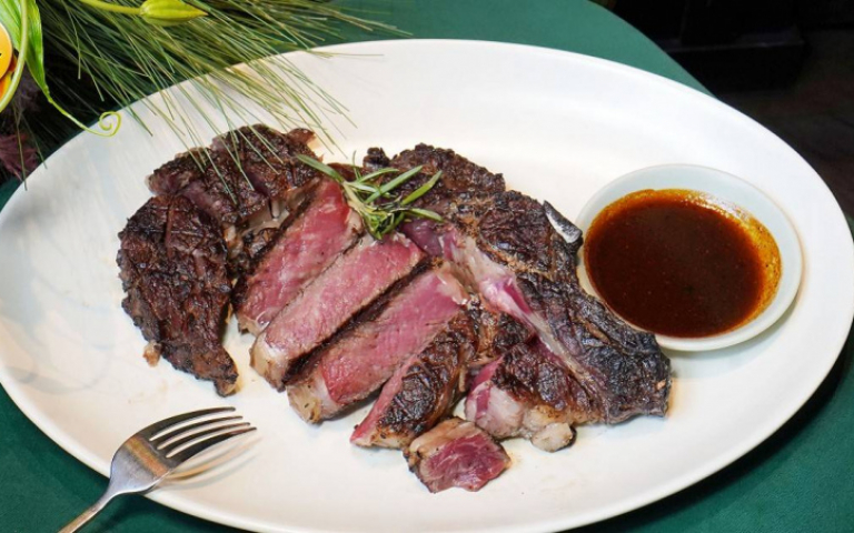 原木燒烤餐廳新廚上菜　翻玩炭火、煙燻風味　首推乾式熟成乳牛肋眼