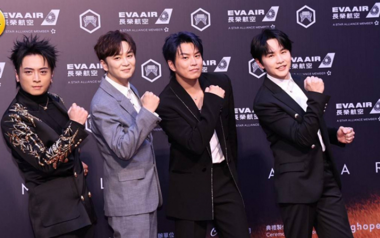 金曲36／坤達改機票趕到現場  阿弟開深V喊：不得已的