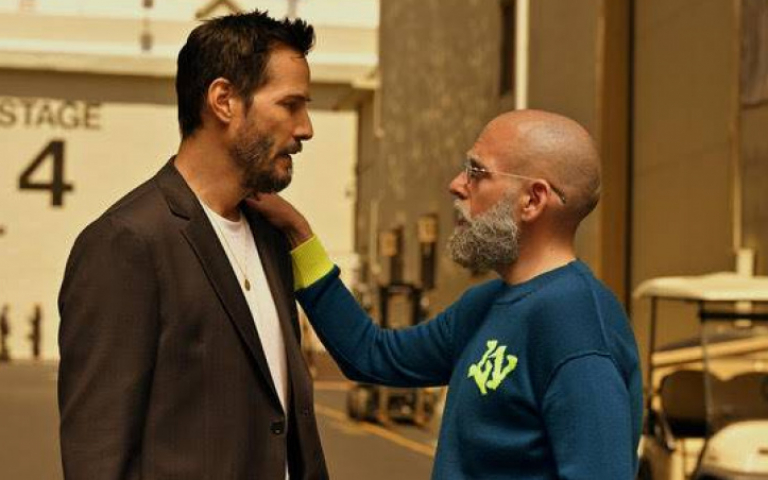 「殺神」基努李維全新俐落短髮亮相　時隔30年《腥途惡果》再同框卡麥蓉狄亞