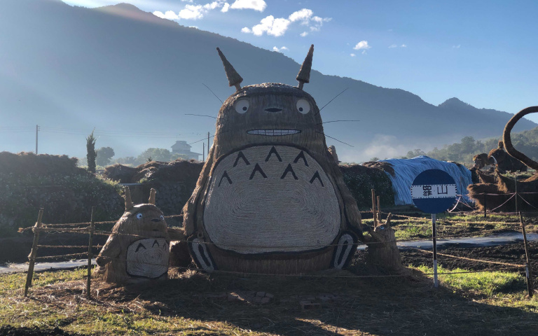 動物在田野開派對！春節到花蓮富里稻草藝術季　找巨型龍貓玩