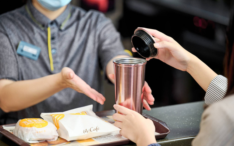 自備飲料杯現折5元!麥當勞「環保杯集點卡」將退場,6月起直接折5元!