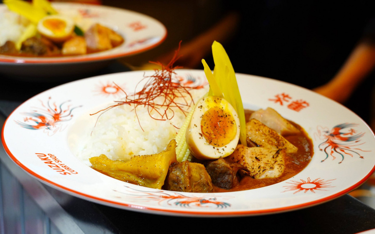 新東方風味咖哩店開幕　隱身西門商圈大樓內　嘗鬼椒、柑橘辛口咖哩爽快噴汗