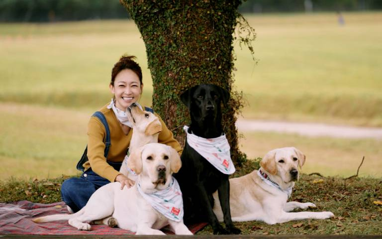 JINS推限量「毛孩&主人同款方巾組」，聯名導盲犬演繹超時尚日常穿搭！