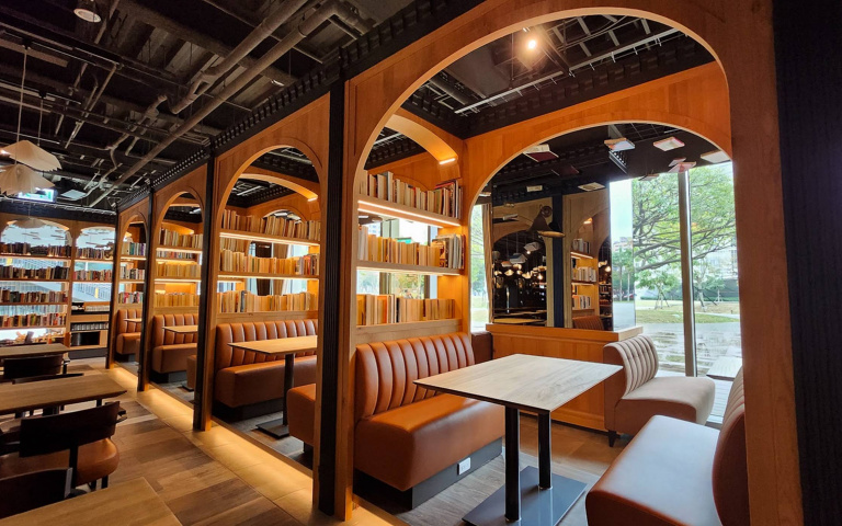 金色三麥「桃園藝文店」萬冊藏書打造「可以用餐的圖書館」!不必飛出國也喝得到傳說中的「奶油啤酒」