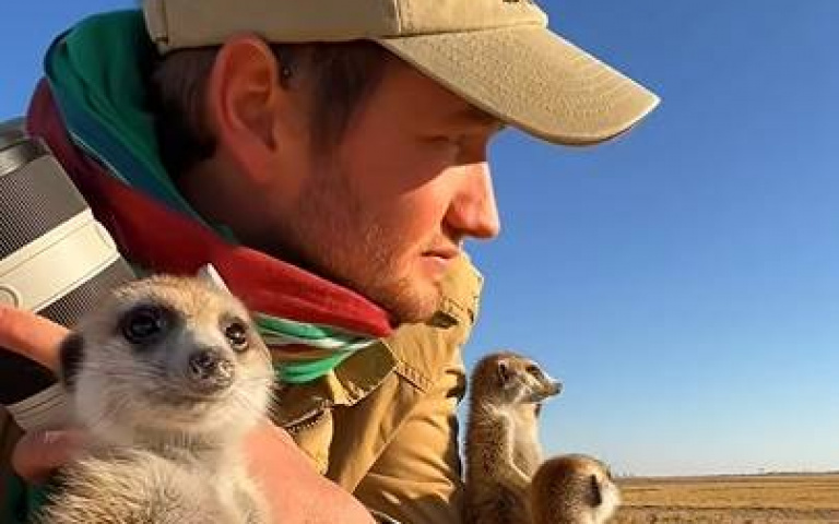 野外攝影師蹲點街頭拍照　身旁莫名多了幾個保鑣