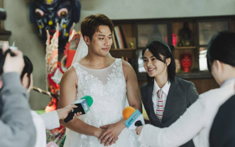 張睿家「穿婚紗」自嘲金剛芭比：自己都忍不住笑了