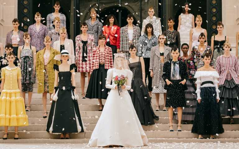 用羽毛、亮片與立體縫綴畫出印象派畫作 CHANEL 2021秋冬高定系列以繽紛色彩為冬日注入暖意