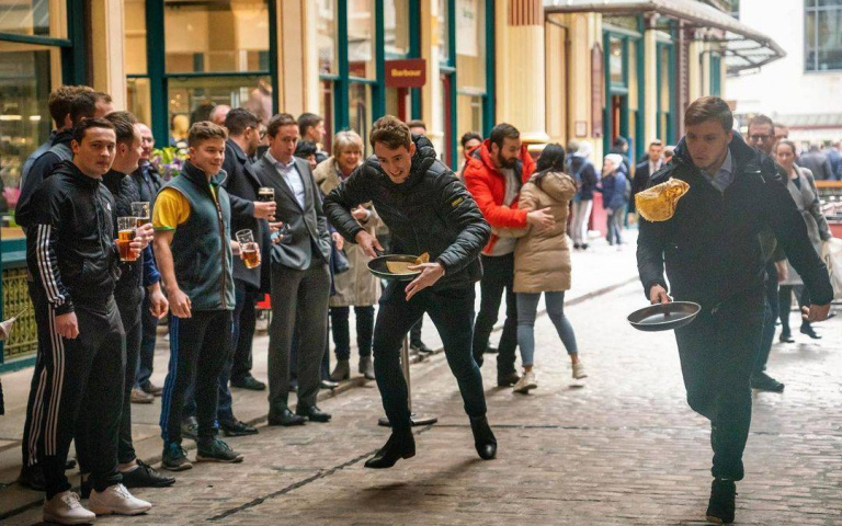 好吃又好玩！英國邊跑步邊翻動鬆餅的「翻鬆餅賽跑比賽」
