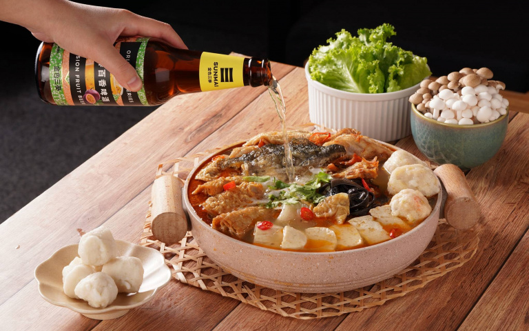 團圓嗑鍋年年有餘 嘉義沙鍋魚頭飄啤酒香 挪威鮭魚搭秘製湯底還原北海道風味