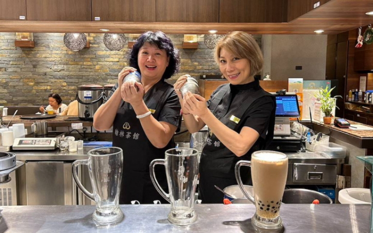 郎祖筠、王琄賣珍奶當場手搖　主管讚「工作能力超好」