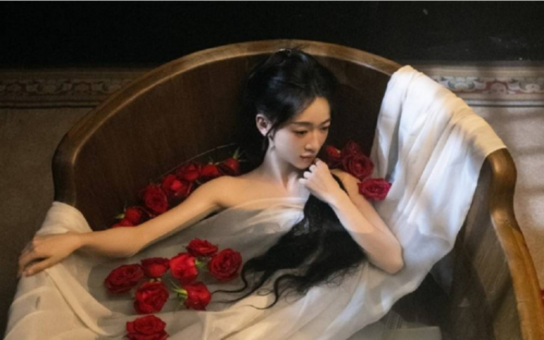 吳謹言唯美泡澡拍3小時　皮都泡皺留陰影