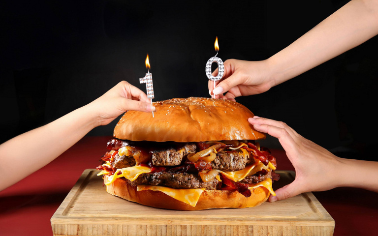 台北萬豪酒店歡慶十周年　首波推出「豪享吃堡」優惠　經典漢堡買一送一、10吋巨人堡、深夜限定功夫漢堡　5月26日至6月8日　限時開吃