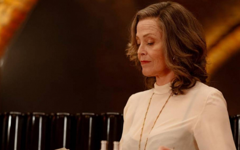 《阿凡達》雪歌妮薇佛再戰《邦尼殺死他》　76歲逆齡美炸蹬4吋高跟挑戰蛇蠍美人