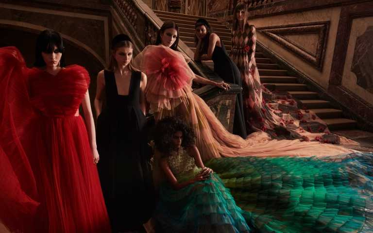 DIOR 2021秋冬大秀:以「紅色大衣」串連起小紅帽、美女與野獸的詭譎童話