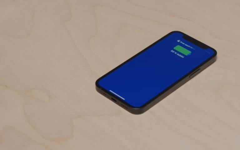 IKEA推出「隱形式」無線充電器,手機放桌面就能直接充電!