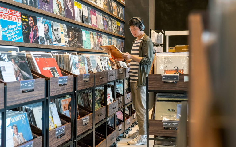 北流還能這樣玩2／體驗「aNueNue」吉他、烏克麗麗全產品　「大韜黑膠耳機專賣」上萬片二手黑膠免費試聽　