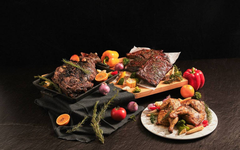 大口吃肉！酒店餐廳中秋「異國燒烤」，開吃牛排、烤半雞等多種美食！