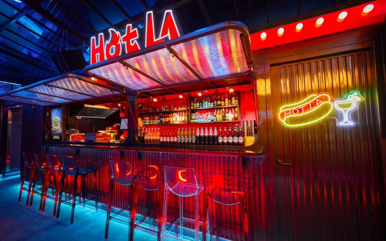 北捷變成美食市集？「R8 METRO BAR輕食吧」超炫燈光打造獨特視覺感受！