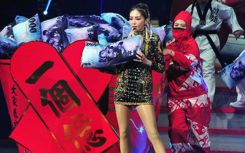 謝金燕性感開場《紅白》　自備「千元台幣」贈觀眾