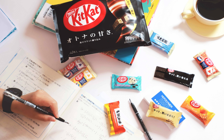 KitKat推「吉霸分文昌神佑包」!過爐加持的2B鉛筆、擲筊造型橡皮擦,考運雙倍加持!