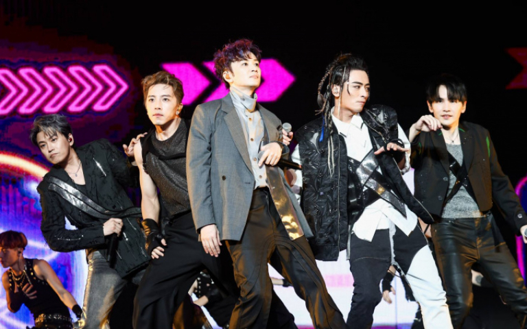 隔21年攻新加坡秀猛肌　Energy笑虧「魔鬼通告日」