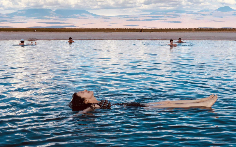 白安旅程跑遍半個地球　漂浮鹽湖裡享受無重力