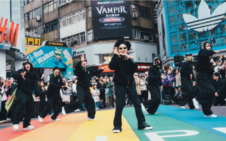 比莉快閃東西區全場跳瘋！　〈阿福羅火山〉搖擺魅力無敵