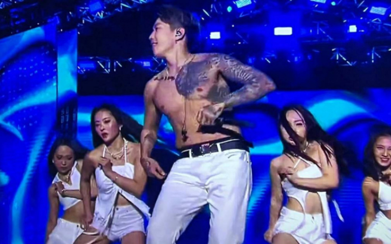 Jay Park嗨脫上衣秀猛肌 女粉丟內衣上台掀高潮