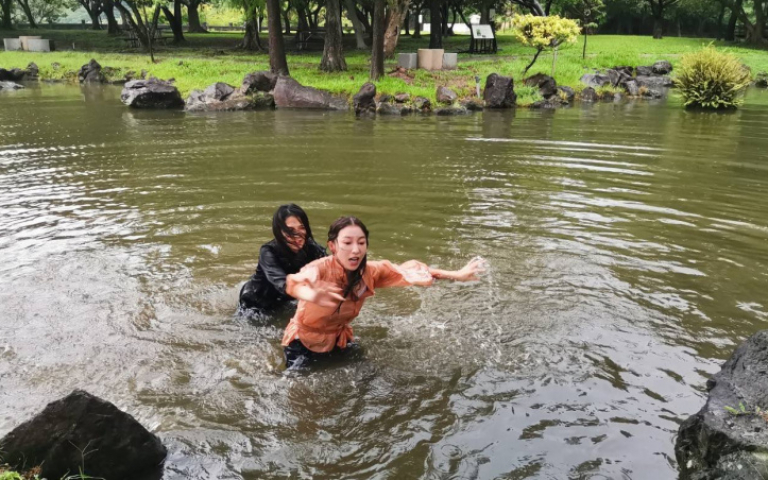 張家瑋扭打楚宣不慎過度換氣　八點檔搶颱風風雨前拍戲