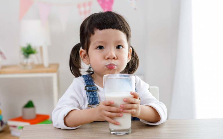 一指下訂!電商平台選購小農鮮奶正夯 老牌羊乳推新口味搶客