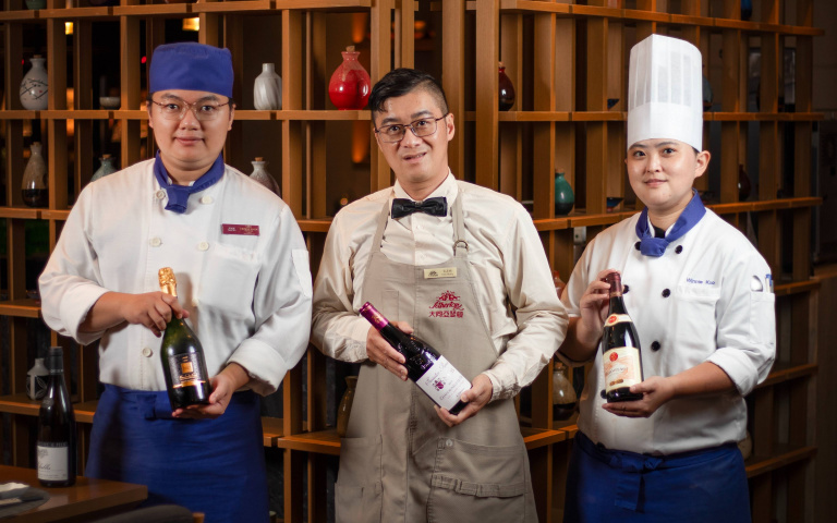 飯店推「食尚餐酒宴」！5款紅白酒搭配生魚片、海虎蝦、菲力牛排，準備開吃！