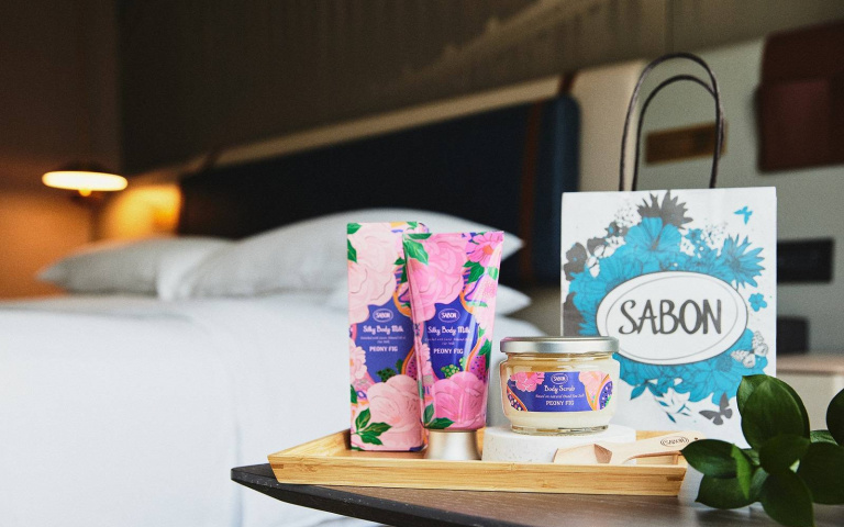 希爾頓酒店寵愛女性！入住贈SABON，身體磨砂 、保養組通通準備好！