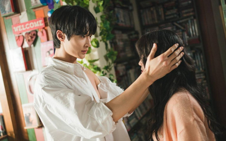 邊佑錫「啄木鳥親法＋揉肩」撩動女粉心　和許光漢有一共同點