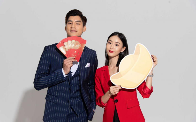 羅宏正麻將桌上發紅包 錢多少看手氣決定!