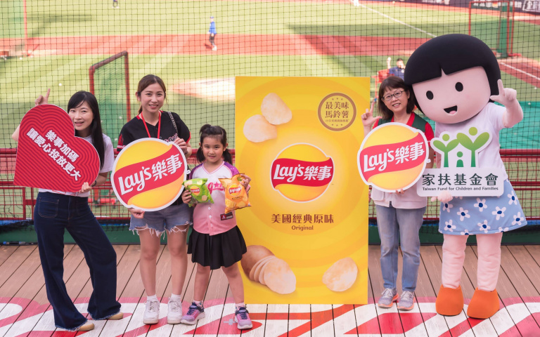 小球迷大善舉！幸運粉絲大方捐一年份樂事洋芋片！