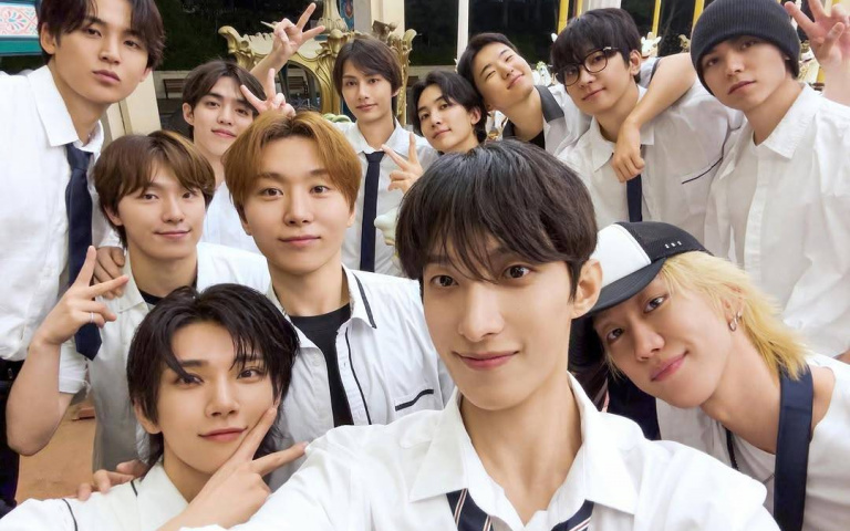 SEVENTEEN穿校服遊樂園聚會！連服役成員也現身，好感情讓粉絲直呼太感動！