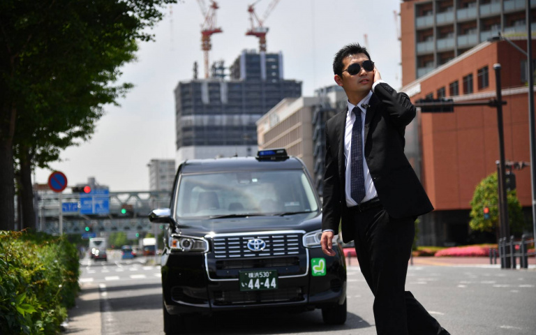 只要 5,000 日圓就可以請「保鏢」或「忍者」開車！日本計程車推出主題服務