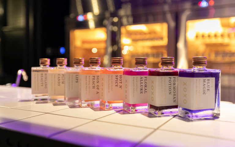 到新開潮飯店喝色票酒　頂樓酒吧打卡檳榔攤場景